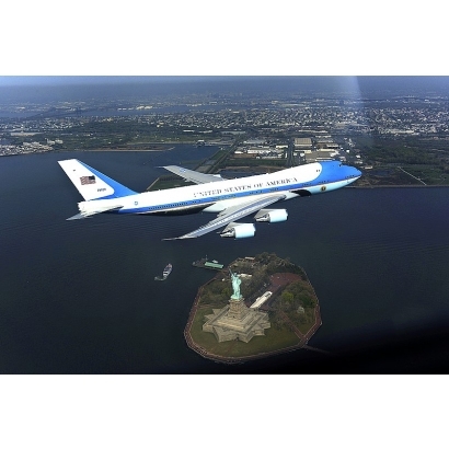 800px-Air_Force_One_photo_op_incident-_altered_by_DoD.jpg